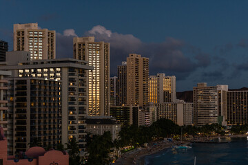 Fototapeta premium Scenic aerial Waikiki Beach vista at sunset with sun reflecting in the skyscrapers' windows, Honolulu, Oahu, Hawaii
