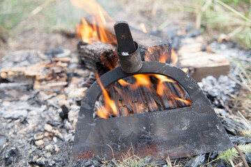 折れた鍬の柄を交換の為に焼く