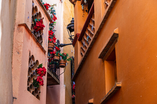 Empty balcony at Callejon del Beso (Alley of the Kiss) in Guanajuato, Mexico &ndash; site of legendary love story