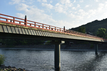 朝の朝霧橋と宇治川(京都府宇治市)
