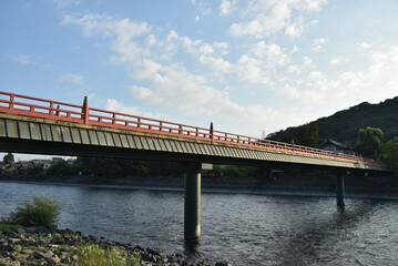 朝の朝霧橋と宇治川(京都府宇治市)