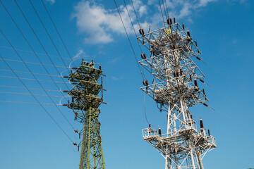 複雑な形の高圧送電鉄塔