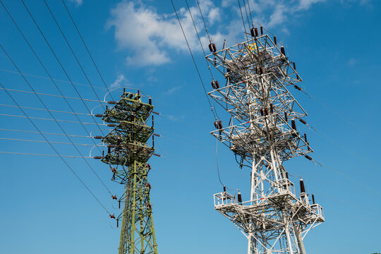 複雑な形の高圧送電鉄塔
