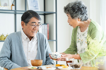 食事をするシニアの夫婦