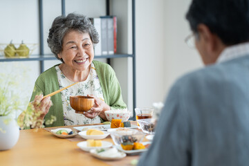 食事をするシニアの夫婦