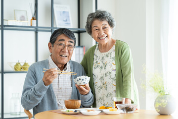 食事をするシニアの夫婦