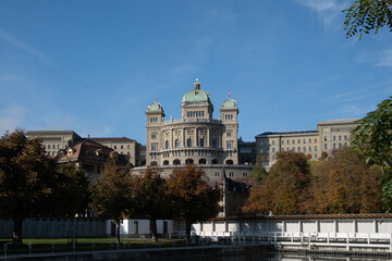 Fototapeta premium Bern, Switzerland – October 9, 2025: View of the Federal Palace of Switzerland (Bundeshaus) photographed from the Marzili district on a sunny day.