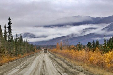 LKW Verkehr auf Dalton Highway in Alaska