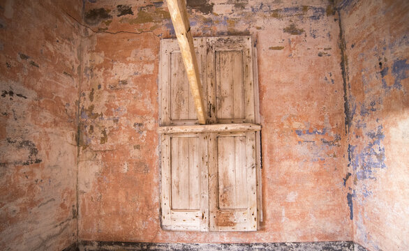 La porta chiusa del rudere