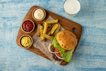Smash burger with cheddar cheese and caramelized onions, served with fries