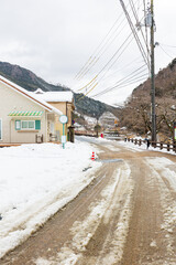 冬化粧した湯原温泉街