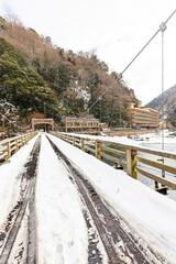 冬化粧した湯原温泉街