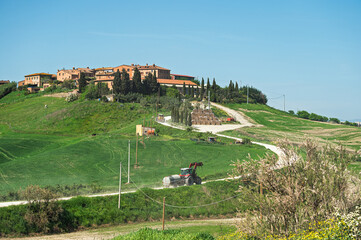 Obraz premium spring countryside landscape along the tuscany hills, Italy