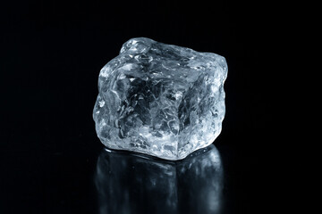 Obraz premium cold ice cubes on black glassy background