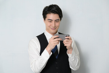 スマホを横にしてみる日本人男性