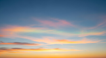 Obraz premium Pastel Sunset Clouds on Tranquil Evening Sky