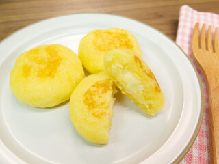 サツマイモの芋もち　チーズ入り