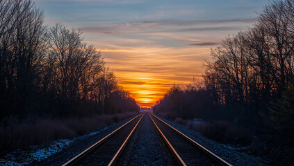 Fototapeta premium Beautiful Sunset Along Tranquil Railroad Tracks in Nature