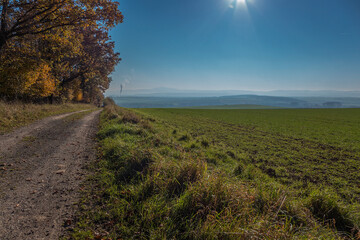Blick auf den Brocken, weiter Weg, blauer Himmel, Horizont
