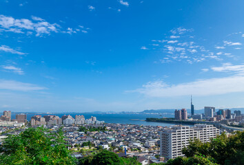 福岡・青空と緑の博多湾を望む都市風景