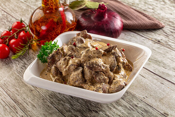 Stewed chicken liver with cream