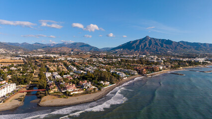 Vista aérea de la playa de San pedro Alcántara en el municipio de Marbella, Andalucía