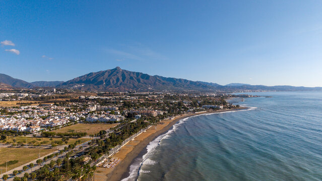 Vista a&eacute;rea de la playa de San pedro Alc&aacute;ntara en el municipio de Marbella, Andaluc&iacute;a	