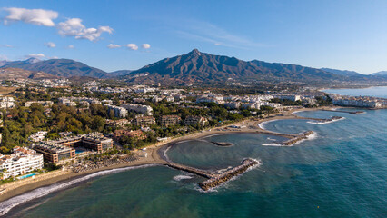 Vista aérea de la playa de San pedro Alcántara en el municipio de Marbella, Andalucía