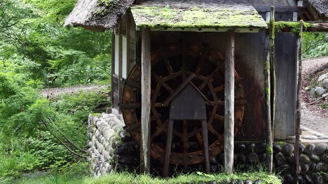 観光名所白川郷合掌造り民家園内の古い民家の風景