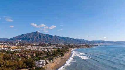 Vista aérea de la playa de San pedro Alcántara en el municipio de Marbella, España