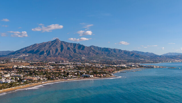 Vista a&eacute;rea de la playa de San pedro Alc&aacute;ntara en el municipio de Marbella, Andaluc&iacute;a