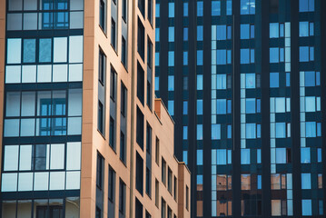 Obraz premium mirrored windows of the facade of an office building