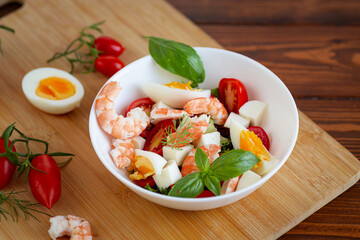 Salad with shrimp, egg, cheese and cherry tomatoes