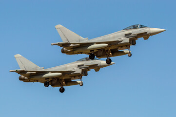 Formación de aviones de combate aterrizando