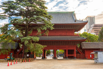 Fototapeta premium Sangedatsumon (main gate) of Zojo-ji temple in Minato district, Tokyo, Japan