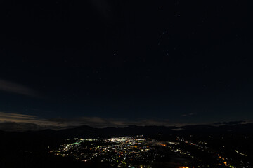 Fototapeta premium 星空と秩父の都市夜景