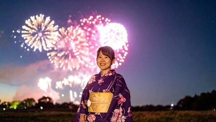 Fototapeta premium 打ち上げ花火を見る女性のイメージ 素材 16:9サイズ AI生成素材