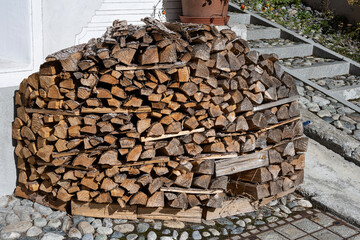 Holzstappel vor einem Haus in Ardez, Kanton Graubünden, Schweiz