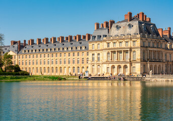 Fototapeta premium Fontainebleau palace (Chateau de Fontainebleau) and Carp's pond near Paris, France