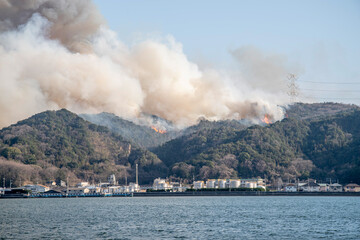 日本の岡山県で起こった金甲山の山火事 © 聖登志 吉本