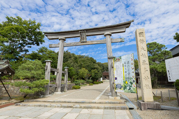 石川県・氣多大社の鳥居と拝殿　青空の下に佇む歴史ある神社