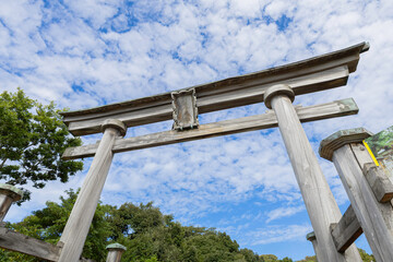石川県・氣多大社の鳥居と拝殿　青空の下に佇む歴史ある神社