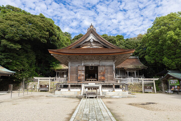 石川県・氣多大社の鳥居と拝殿　青空の下に佇む歴史ある神社