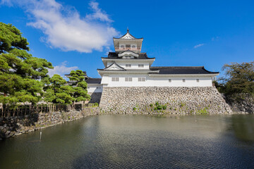 富山城と城址公園の風景　青空に映える白壁の天守閣