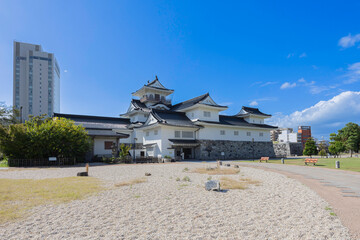 富山城と城址公園の風景　青空に映える白壁の天守閣
