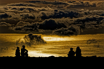 雲海を見つめるカップル