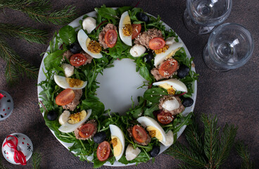 Wreath-shaped salad with tuna, egg, mozzarella and black olives