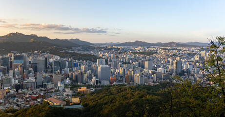 Stimmungsvolle Skyline von Seoul in warmem Abendlicht