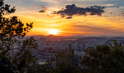 Atemberaubender Sonnenuntergang &uuml;ber Seoul &ndash; Panorama einer pulsierenden Metropole