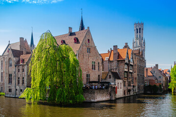 Fototapeta premium Beautiful canal and traditional houses in the old town of Bruges